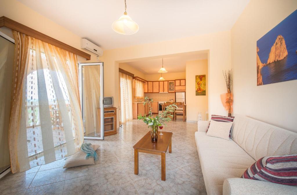 凯里翁Gerovasis Apartments with Sea View的客厅配有沙发和桌子