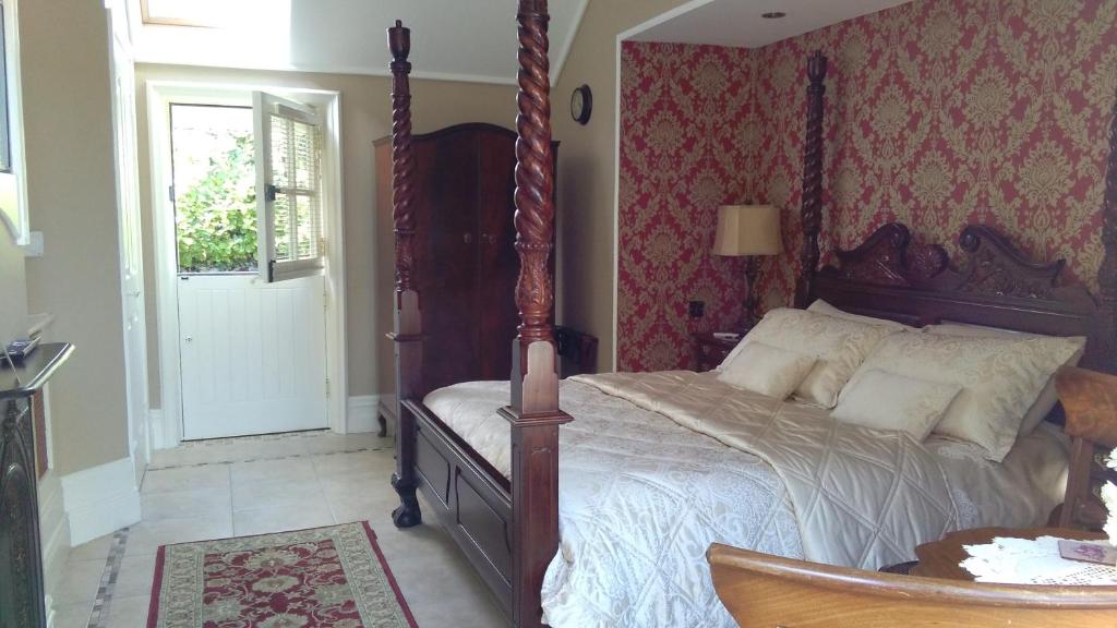 卡林福德Riverside Lodge的一间卧室配有一张床,一扇门设有窗户