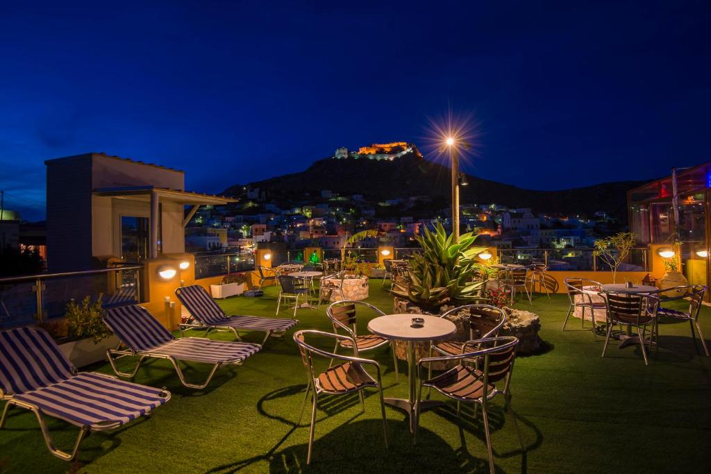 阿齐亚马利那伊拉芙特瑞拉酒店的露台上,屋顶上在晚上摆放着桌椅