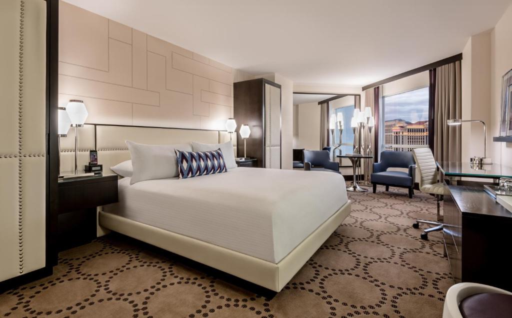 拉斯维加斯巴利拉斯维加斯赌场度假酒店的配有一张床和一张书桌的酒店客房