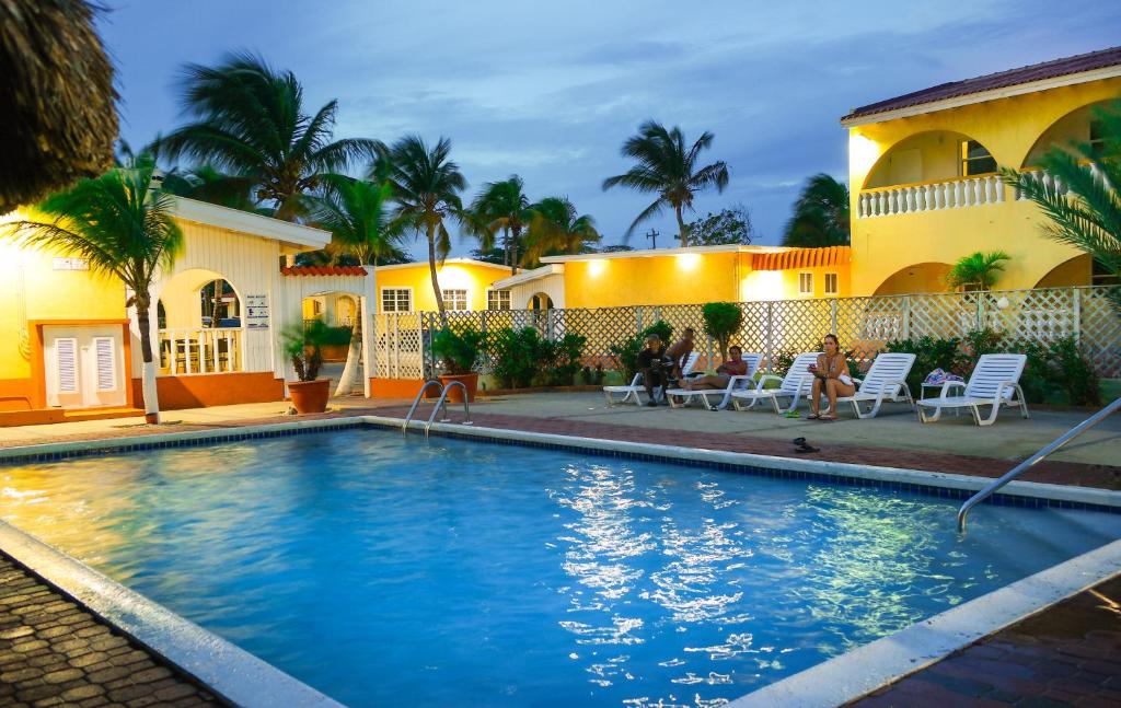 棕榈滩椰子酒店的房屋前有游泳池的房子