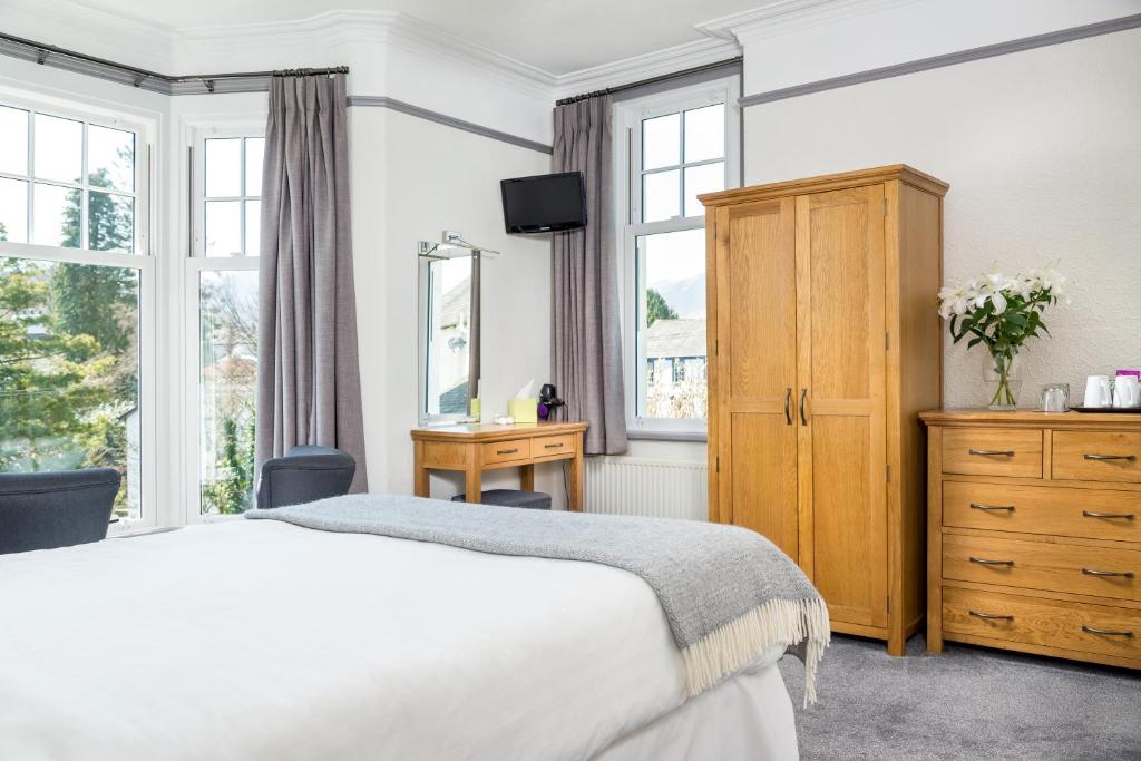 凯西克Skiddaw Croft Bed & Breakfast的一间卧室配有一张床、梳妆台和窗户。
