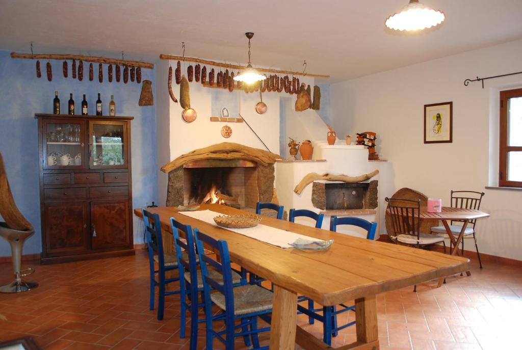 多尔加利Residenza di Campagna Dolmen Motorra的一间带桌子和壁炉的用餐室