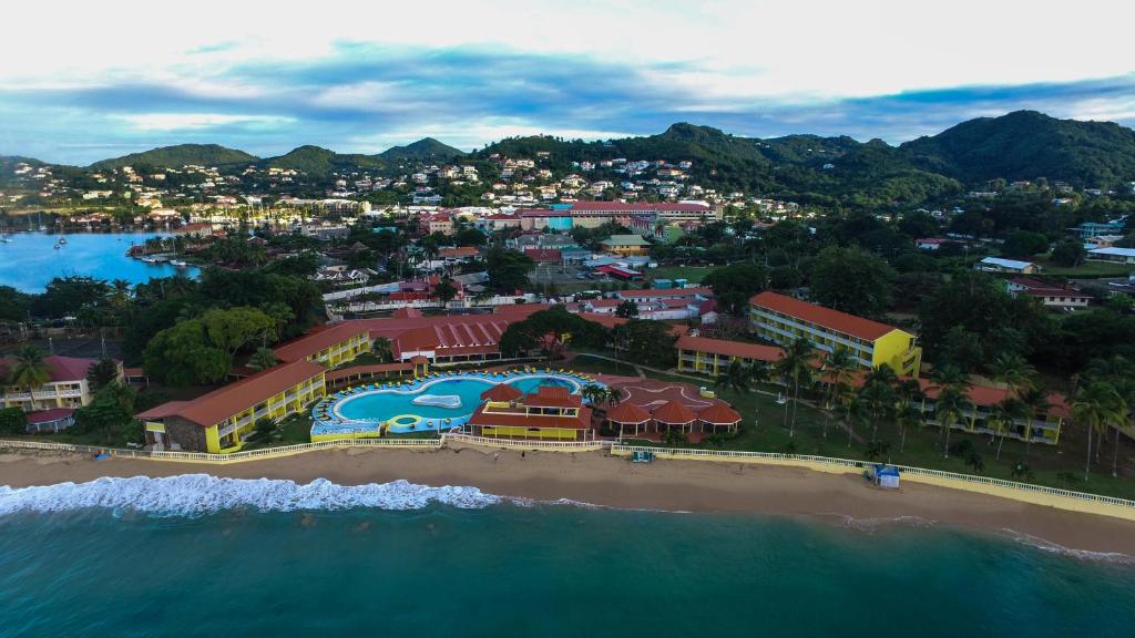 洛尼湾村Starfish St Lucia - All Inclusive的海滩上的度假村的空中景致