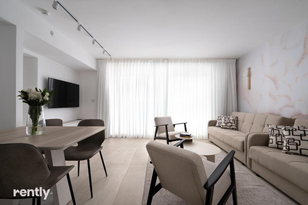 Luxury Apartments And Studios At Sea Side By Rently的电视和&#47;或娱乐中心