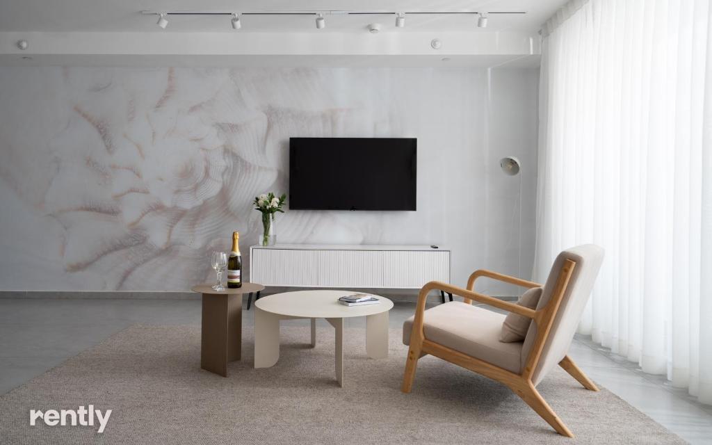 Luxury Apartments And Studios At Sea Side By Rently的电视和&#47;或娱乐中心