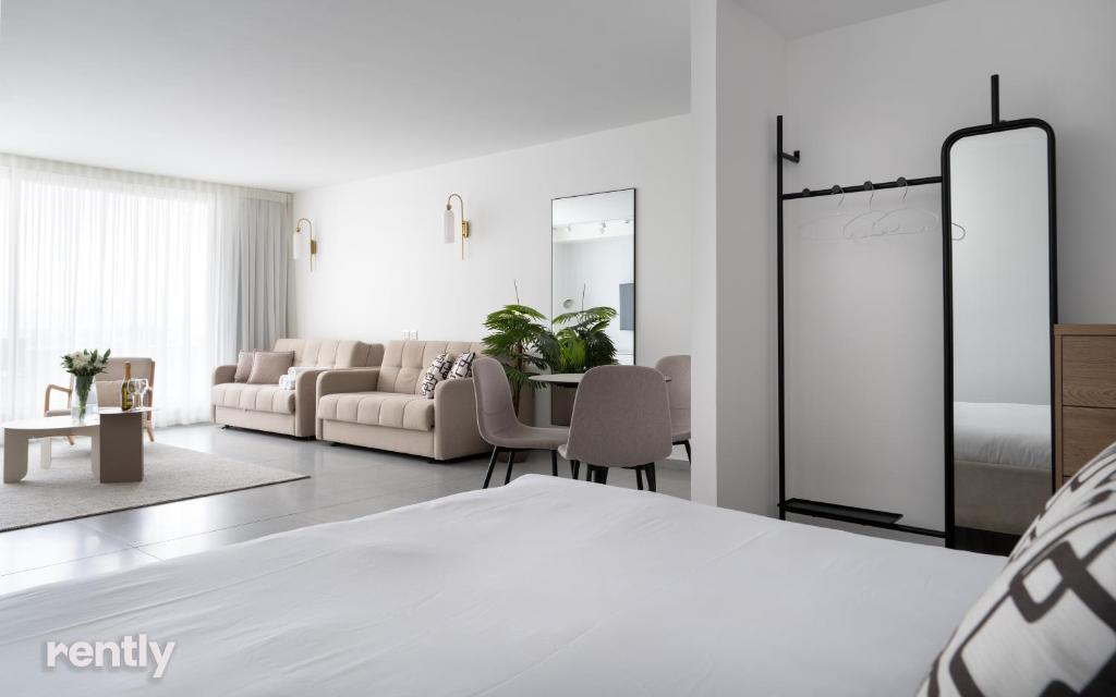 Luxury Apartments And Studios At Sea Side By Rently客房内的一张或多张床位