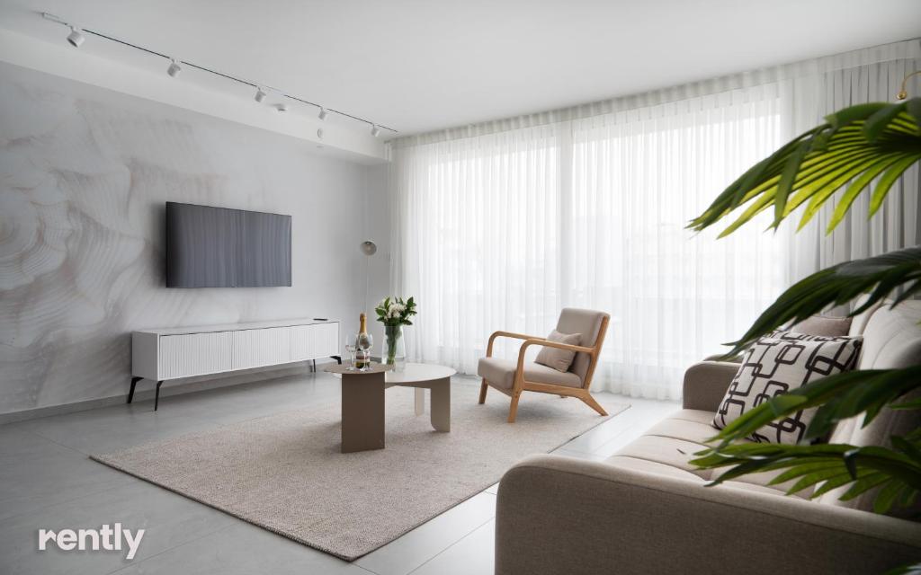 Luxury Apartments And Studios At Sea Side By Rently的电视和&#47;或娱乐中心