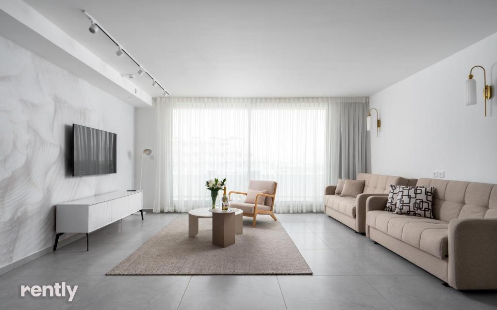 Luxury Apartments And Studios At Sea Side By Rently的电视和&#47;或娱乐中心