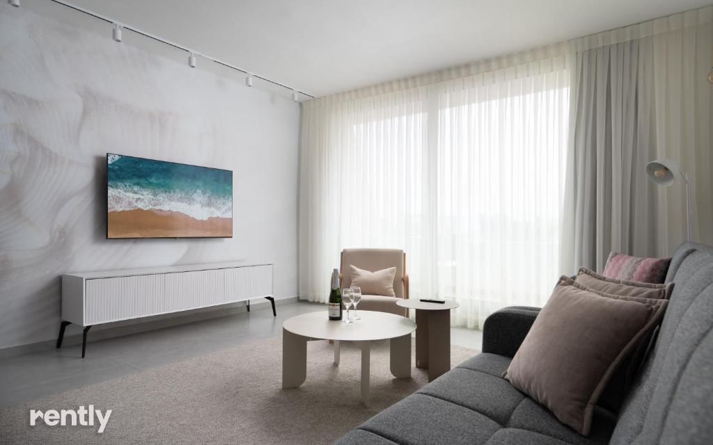 埃拉特Luxury Apartments And Studios At Sea Side By Rently的带沙发和桌子的客厅