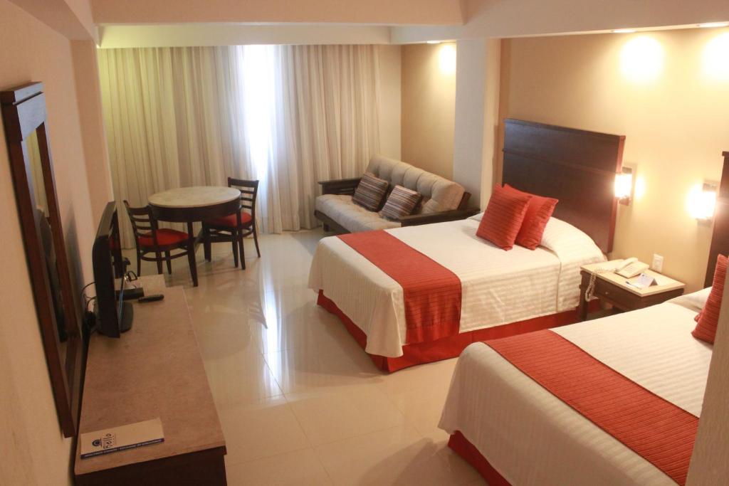 韦拉克鲁斯贝洛韦拉克鲁斯酒店的酒店客房,配有两张床和椅子
