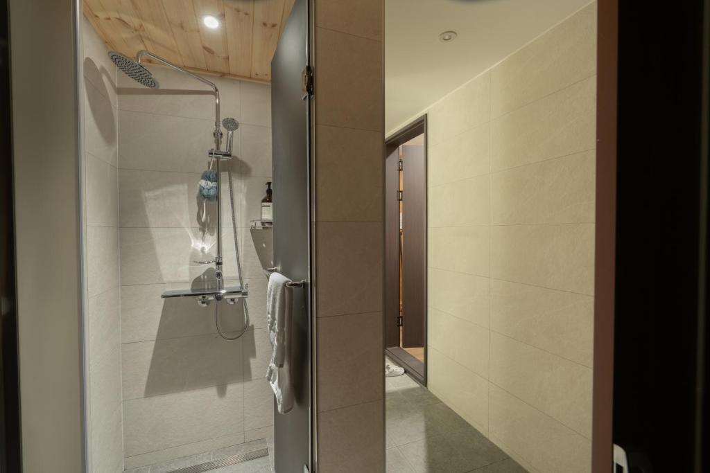 Boro Hanok Hostel in Myeongdong的一间浴室