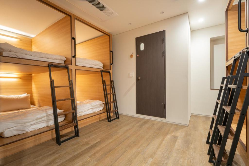 Boro Hanok Hostel in Myeongdong客房内的一张或多张床位