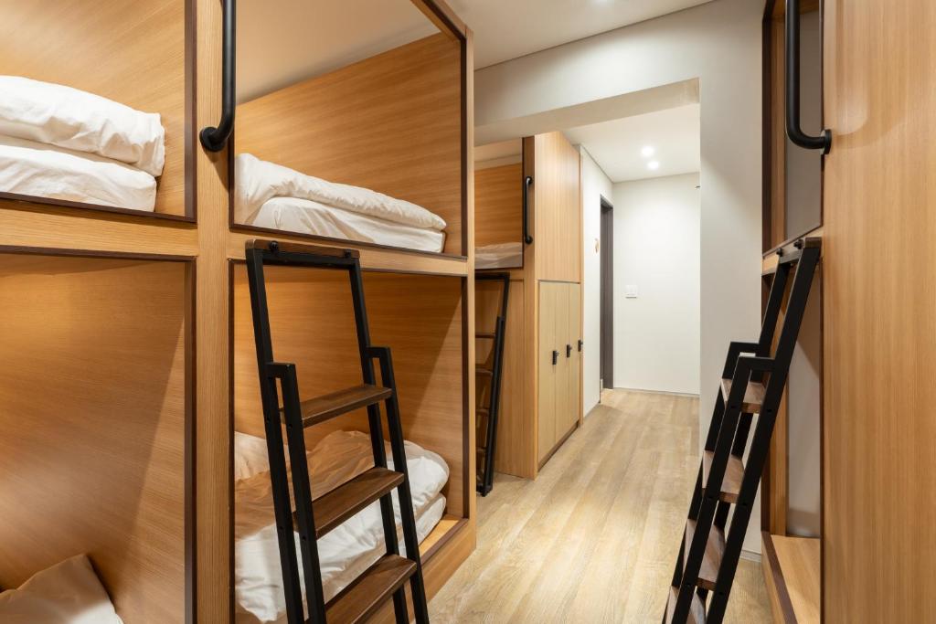 Boro Hanok Hostel in Myeongdong客房内的一张或多张床位