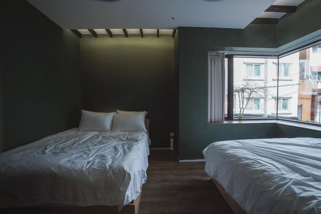 Boro Hanok Hostel in Myeongdong客房内的一张或多张床位