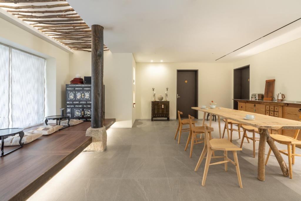首尔Boro Hanok Hostel in Myeongdong的有桌子和椅子的餐厅