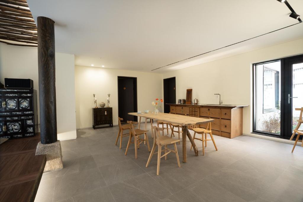 Boro Hanok Hostel in Myeongdong的厨房或小厨房