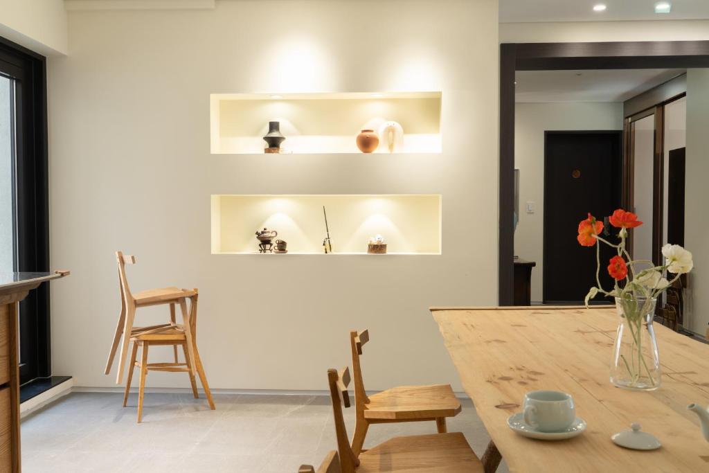 首尔Boro Hanok Hostel in Myeongdong的配有木桌椅的厨房和餐厅