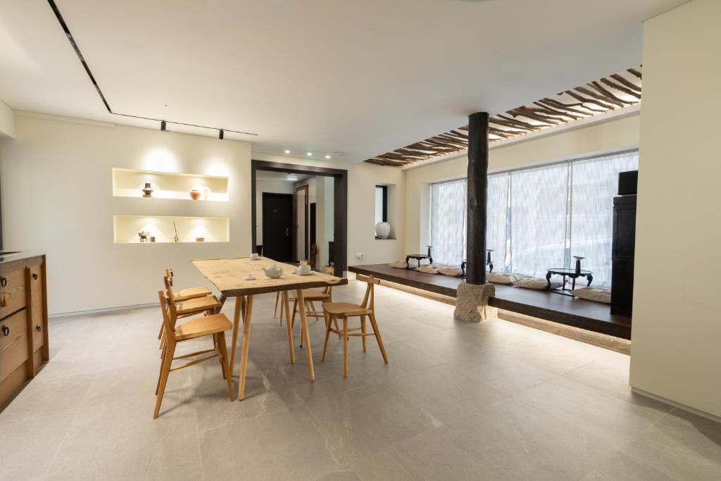 首尔Boro Hanok Hostel in Myeongdong的配有桌椅的厨房和餐厅