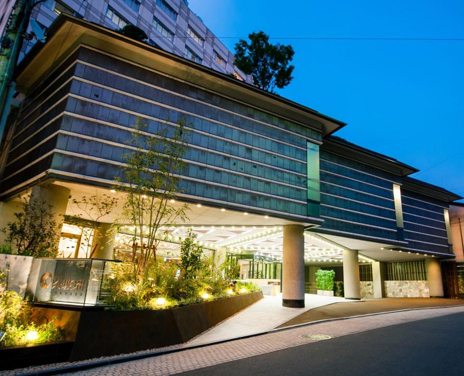 松山查哈茹酒店的一座建筑的侧面有灯