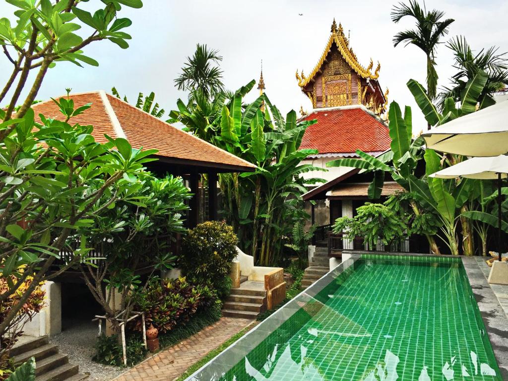 清迈Baan Saen Fang Chiang Mai - SHA Plus的别墅前设有游泳池