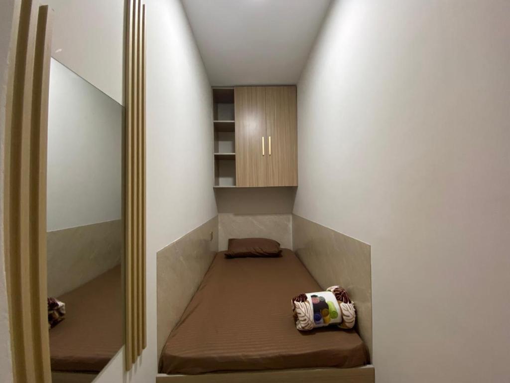 迪拜Garden Residence的一间有床和镜子的小房间
