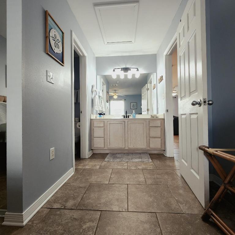 Condo in Gulf Shores King Suite的厨房或小厨房