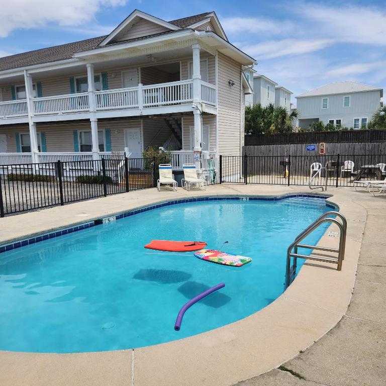 格尔夫海岸Condo in Gulf Shores King Suite的游泳池内提供玩具皮艇