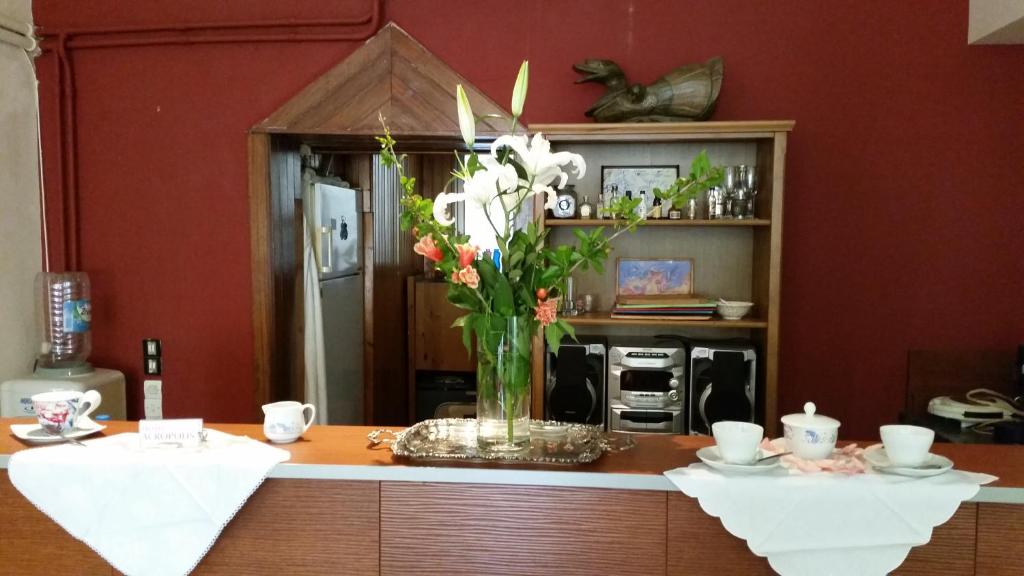 科林斯雅典卫城酒店的厨房的柜台上放着花瓶