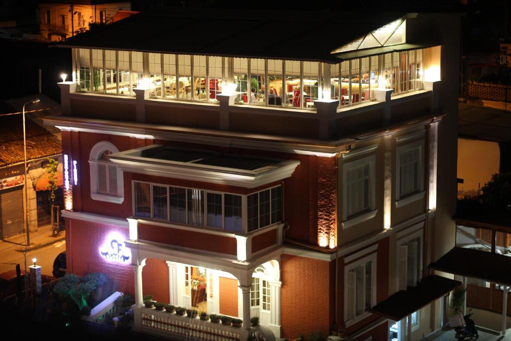 地拉那Hotel Boutique Restaurant Gloria的一座在晚上有灯的大建筑