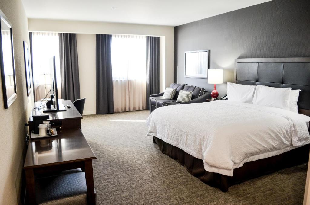 里士满弗吉尼亚州 – 里士满市中心 –旅馆及套房汉普顿酒店的酒店客房,配有床和沙发