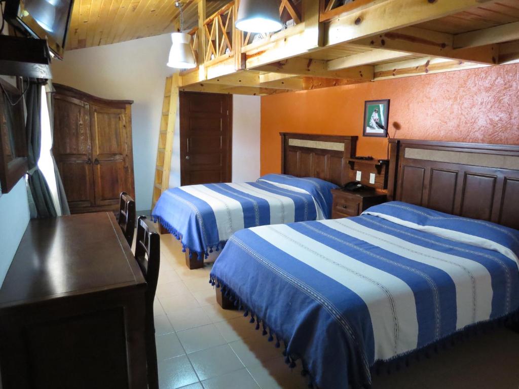 克雷尔特玛兹科尔生态酒店的酒店客房设有三张床和一张桌子