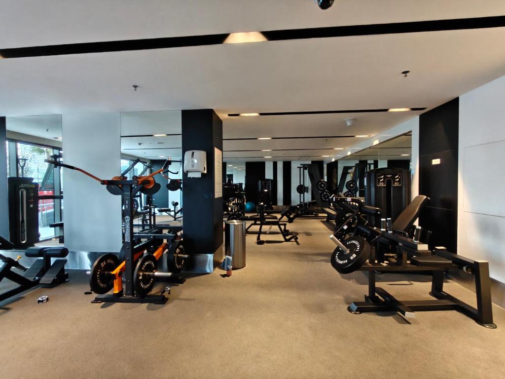 CaiCai Homes 1 BHK Nobles Tower Business Bay 5 min Drive to Dubai Mall的健身中心和&#47;或健身设施