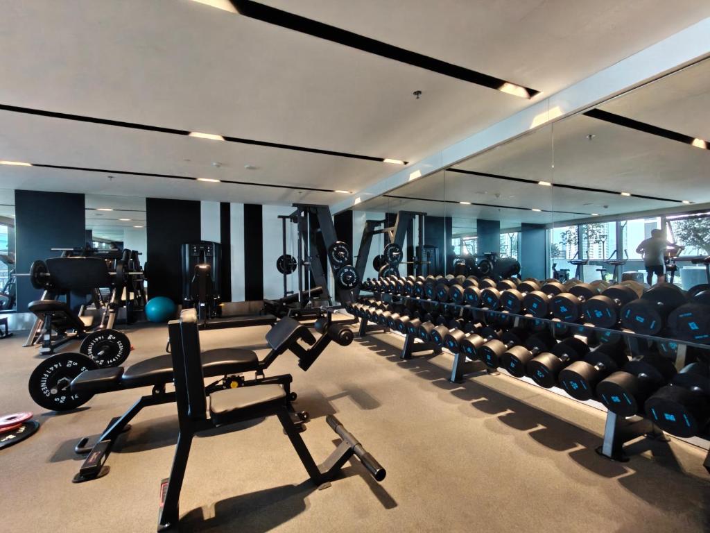 CaiCai Homes 1 BHK Nobles Tower Business Bay 5 min Drive to Dubai Mall的健身中心和&#47;或健身设施