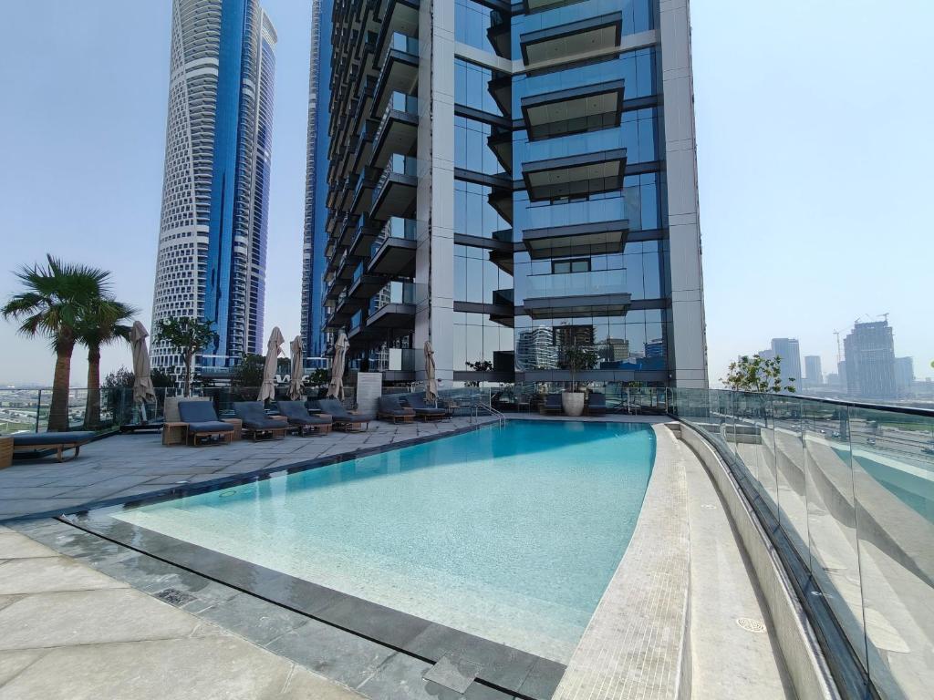CaiCai Homes 1 BHK Nobles Tower Business Bay 5 min Drive to Dubai Mall内部或周边的泳池