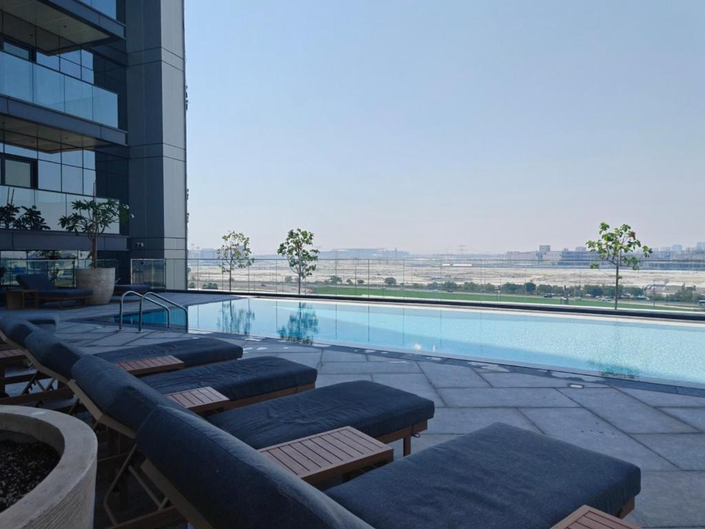 CaiCai Homes 1 BHK Nobles Tower Business Bay 5 min Drive to Dubai Mall内部或周边的泳池
