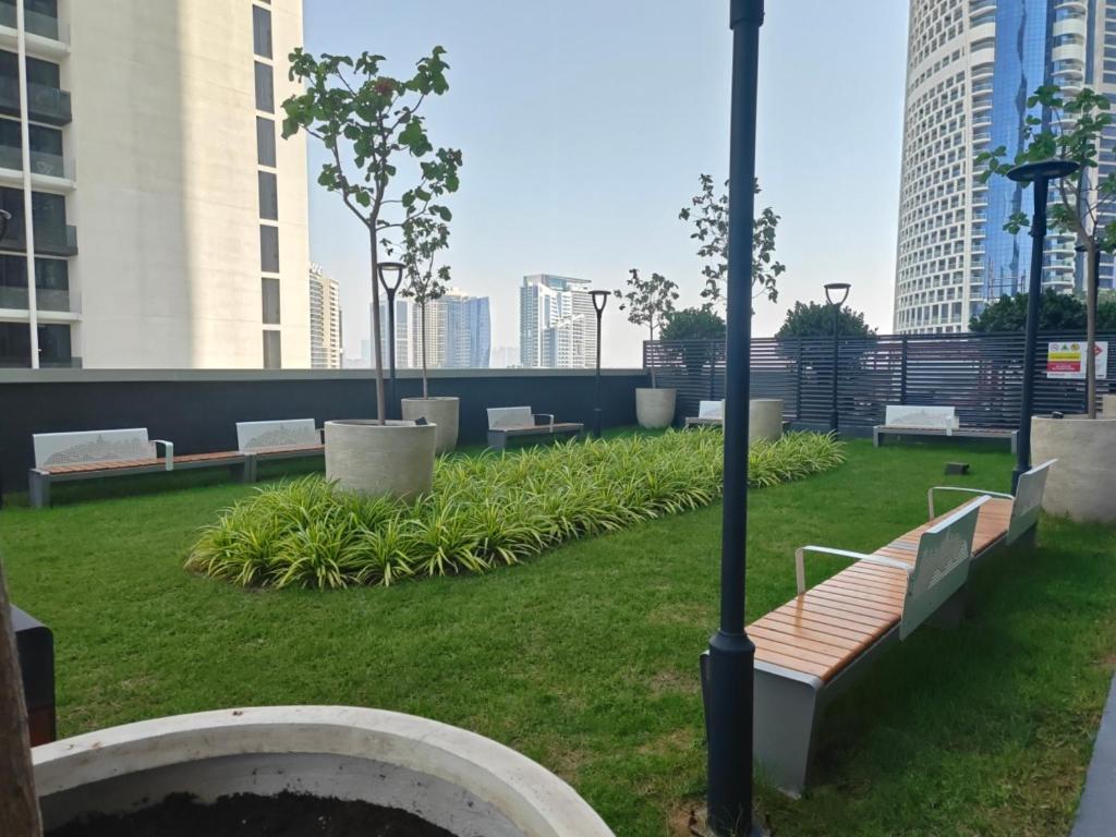 CaiCai Homes 1 BHK Nobles Tower Business Bay 5 min Drive to Dubai Mall外面的花园