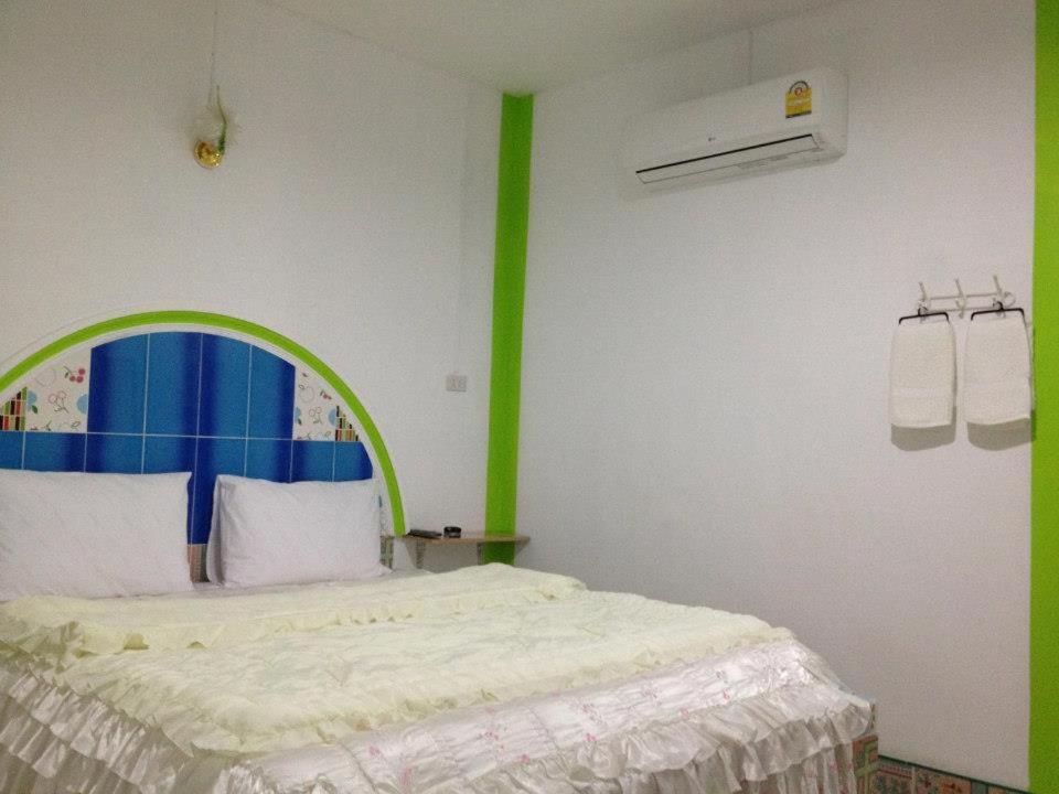 Khlong Thom吉达法客房旅馆的一间卧室配有一张绿色装饰的床