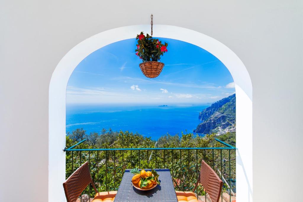 波西塔诺鲁丽文瑞酒店的阳台享有海景,配有桌子