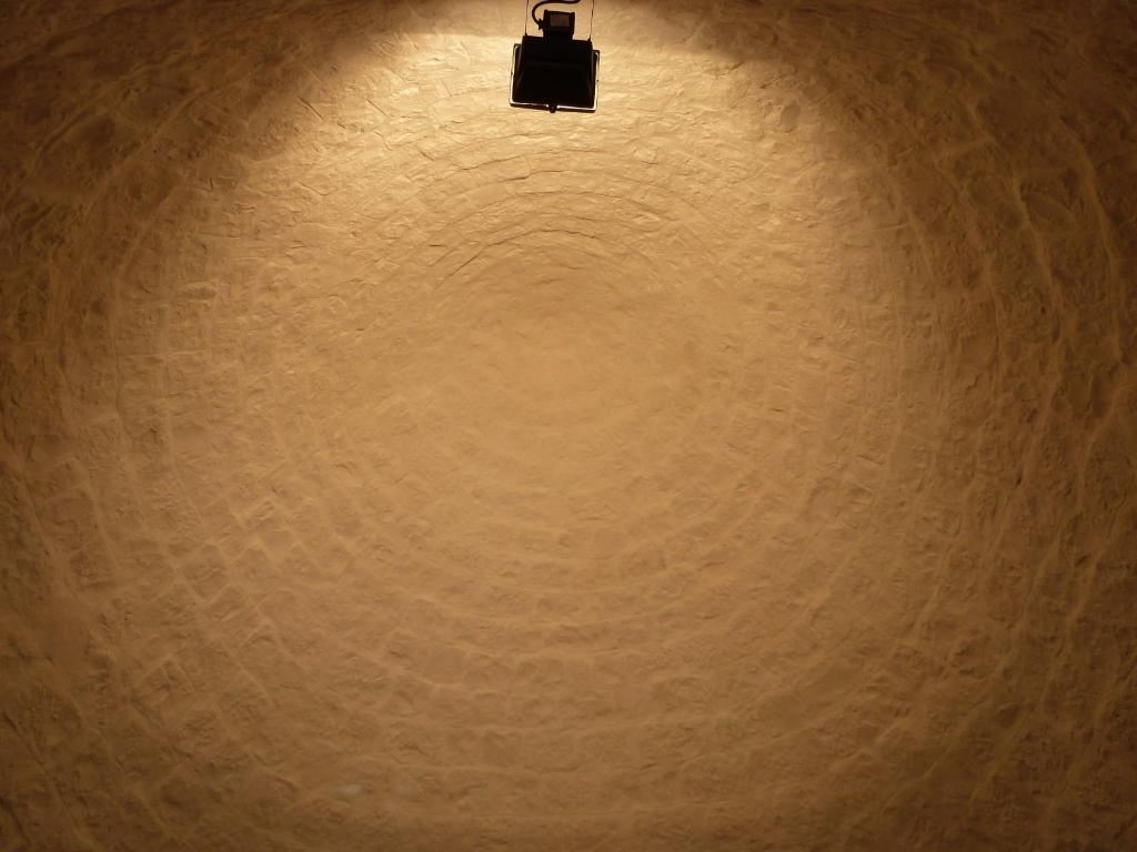 奇斯泰尼诺皮克罗特鲁洛乡村民宿的墙上的灯,上面有灯