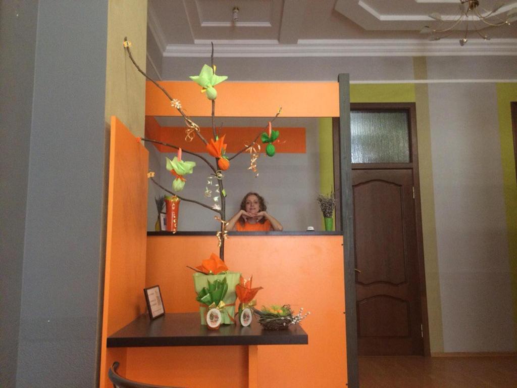 顿河畔罗斯托夫巴孔斯基旅舍的身穿橙色墙的镜子中的女人