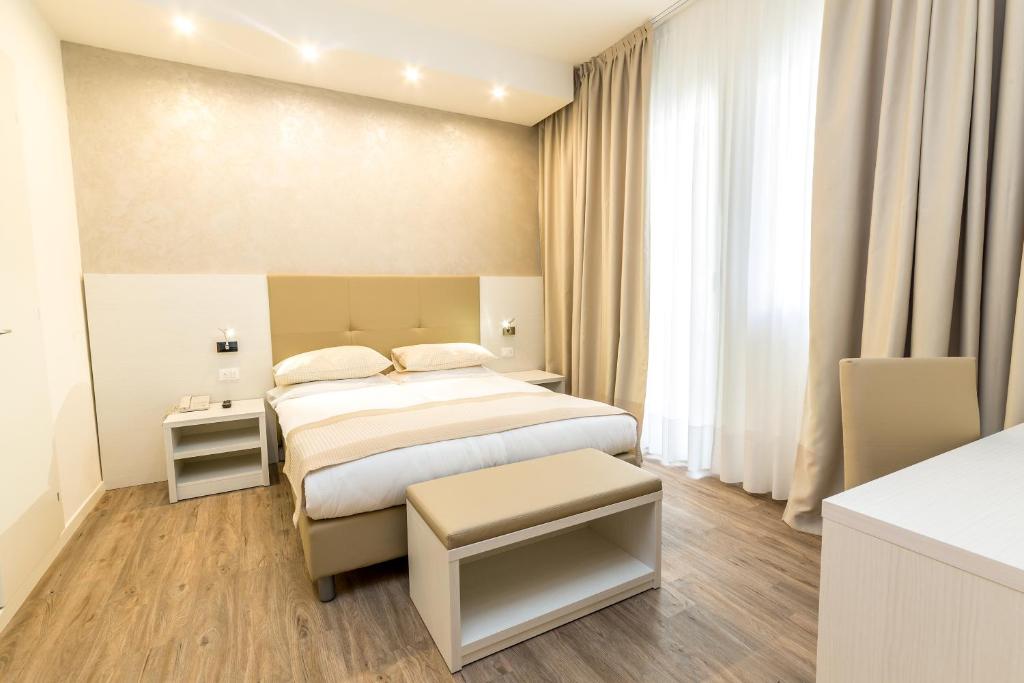 利多迪耶索罗图尔林酒店的酒店客房设有一张床和一个大窗户