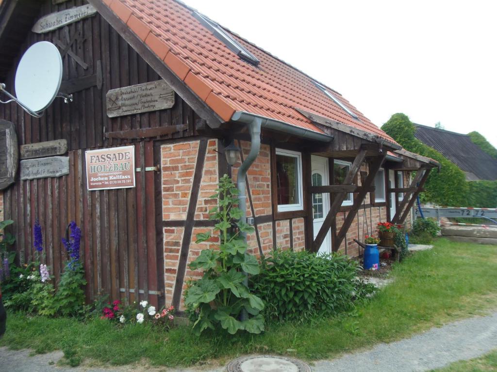 KrumminFerienwohnung Kallfass的前面有一棵圣诞树的小房子