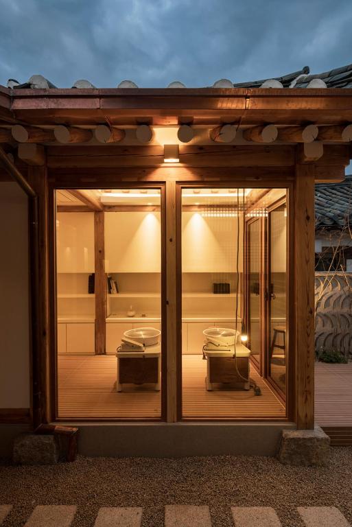 首尔Nostalgia Hanok Hotel的带玻璃窗和露台的房间