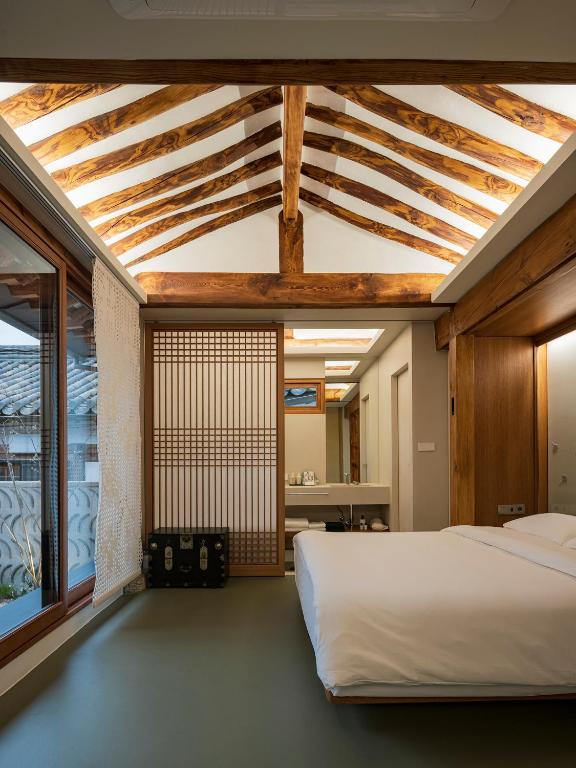 Nostalgia Hanok Hotel客房内的一张或多张床位