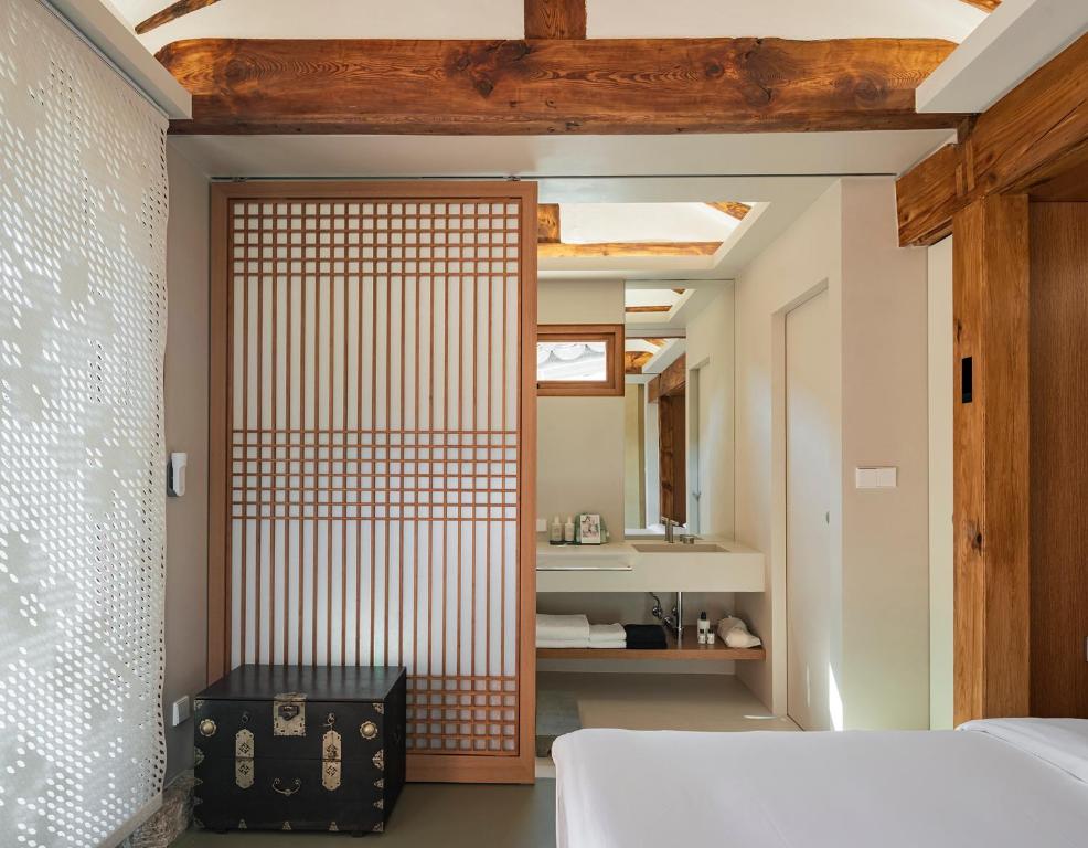 Nostalgia Hanok Hotel客房内的一张或多张床位