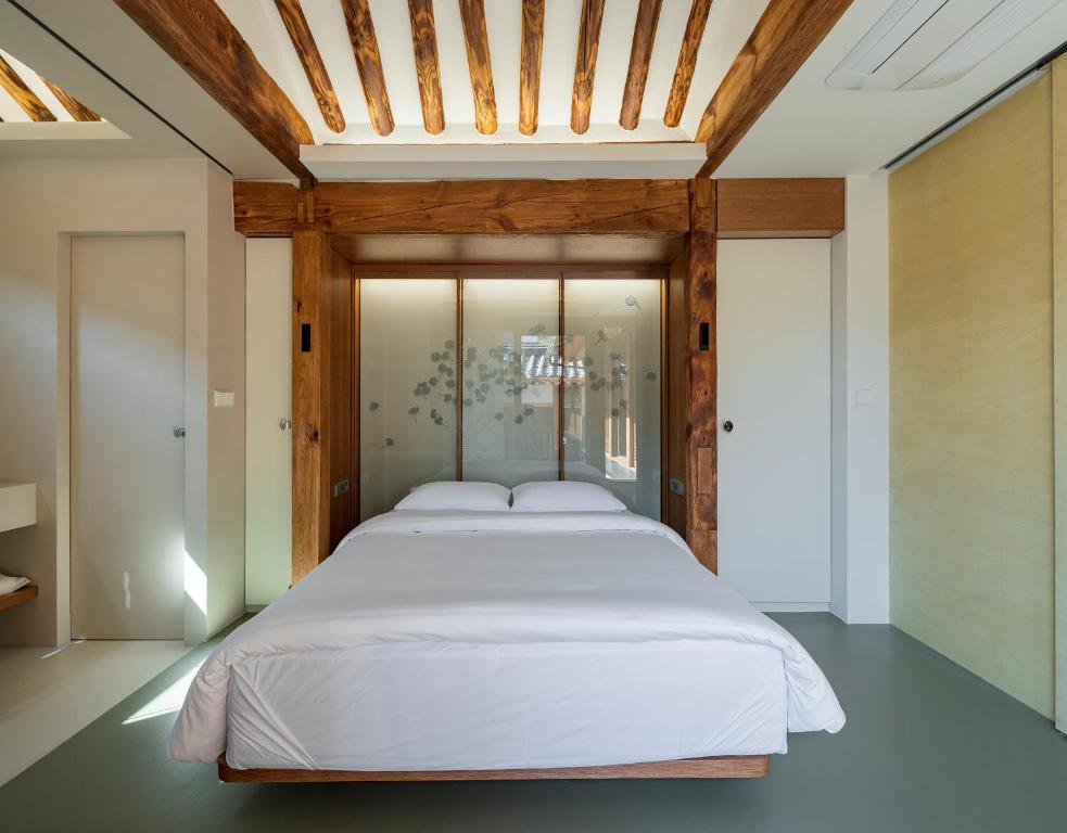 Nostalgia Hanok Hotel客房内的一张或多张床位