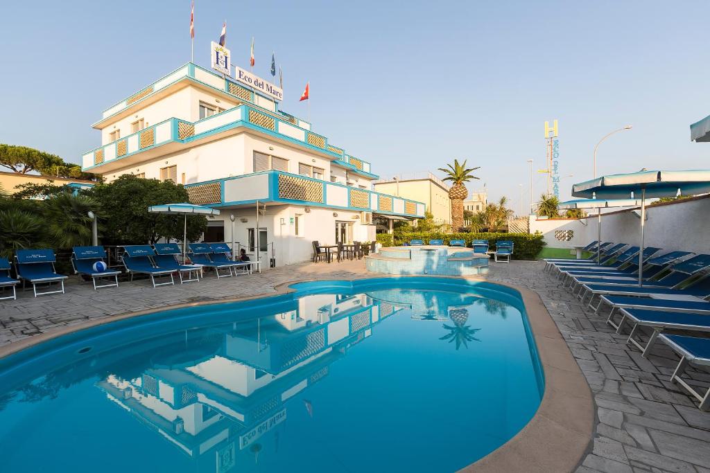 马里纳迪马萨环保型德尔玛酒店的酒店前方的大型游泳池