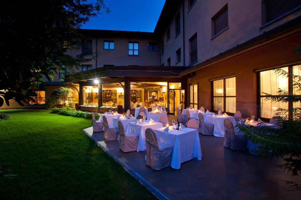 博古蒂莫古拉布兰堤欧餐厅酒店的一组配有白色桌布的桌子