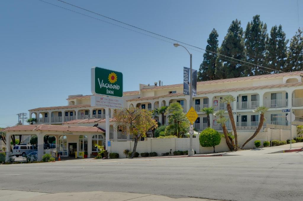 圣佩德罗圣佩德罗哇卡班德客栈 的酒店前面一条空的街道